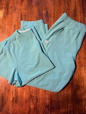 EPIC by IRG Scrub Set - Sea Foam Color